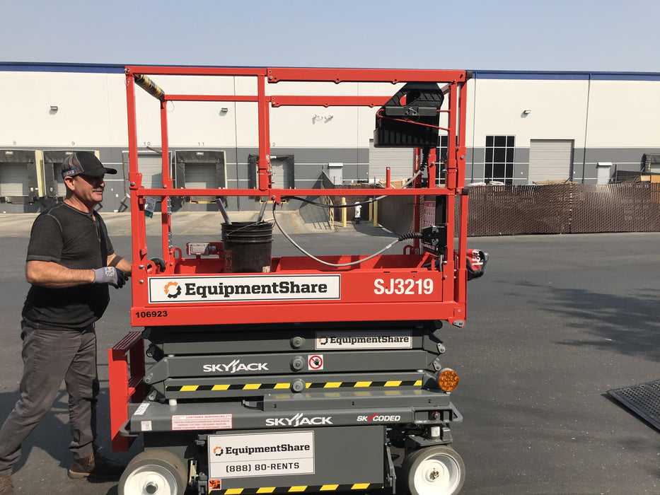 2020 Skyjack SJIII-3219 Solid NM Tires, Half height spring hinged entry gate, Dual Beacons, 800W Inverter