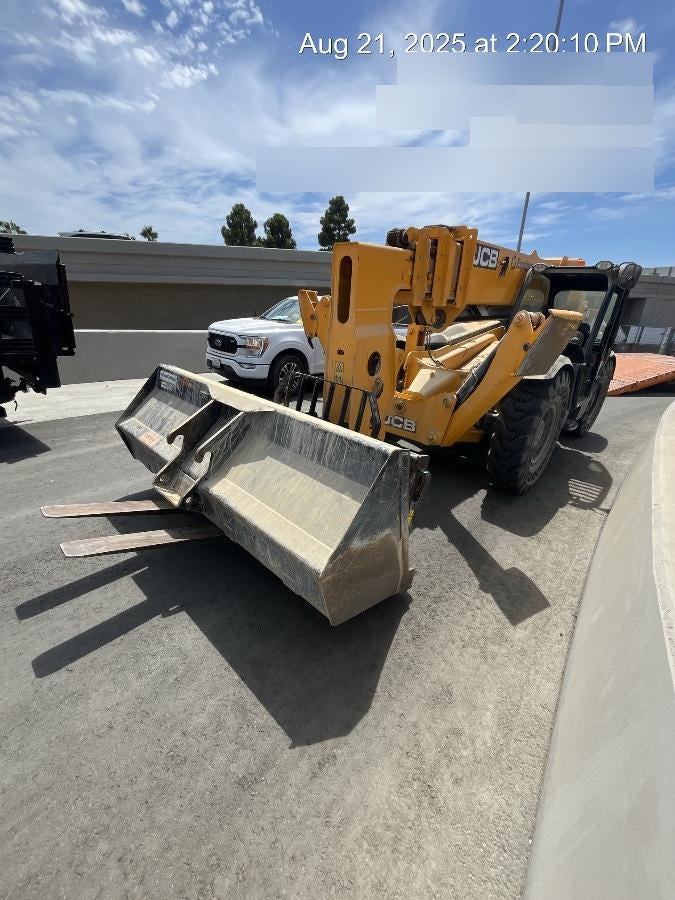 2022 JLG 1001100823