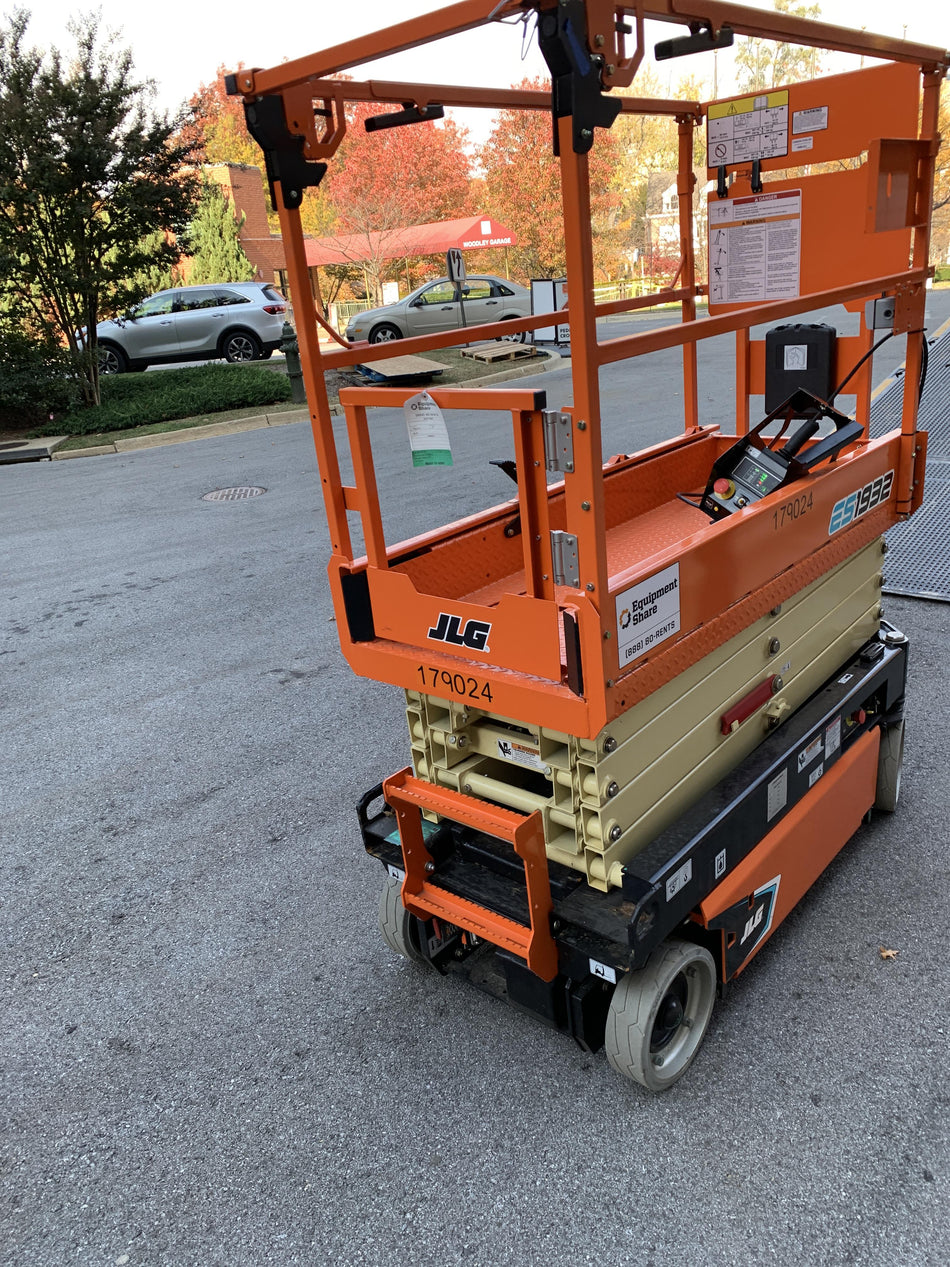 2021 JLG ES1932