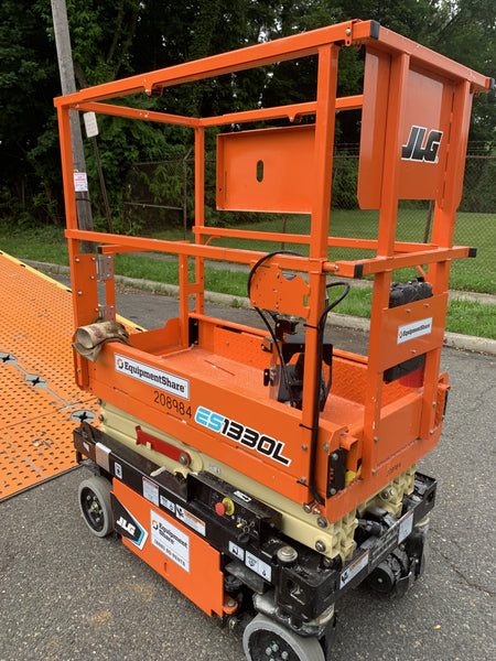 2022 JLG ES1330L