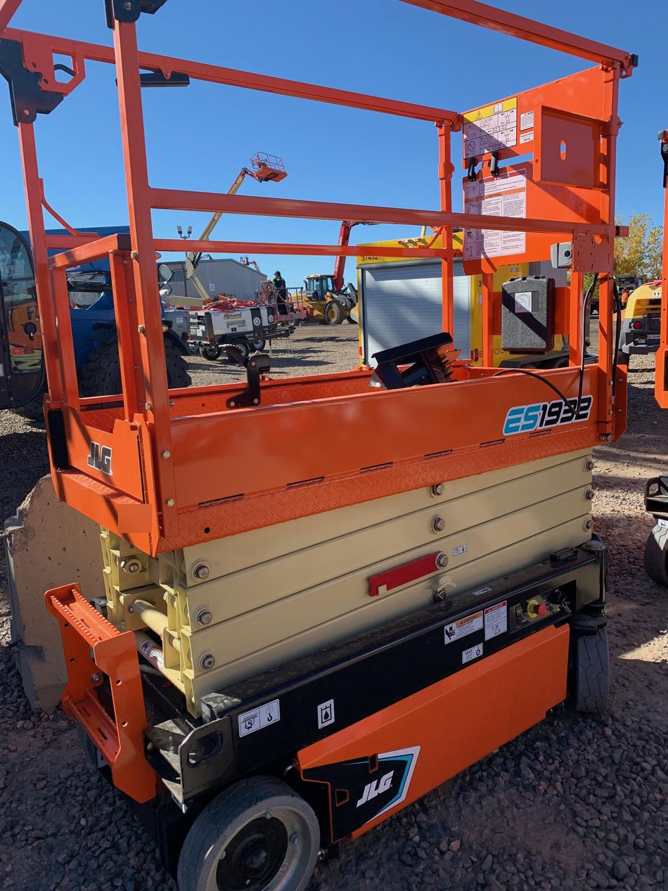 2021 JLG ES1932