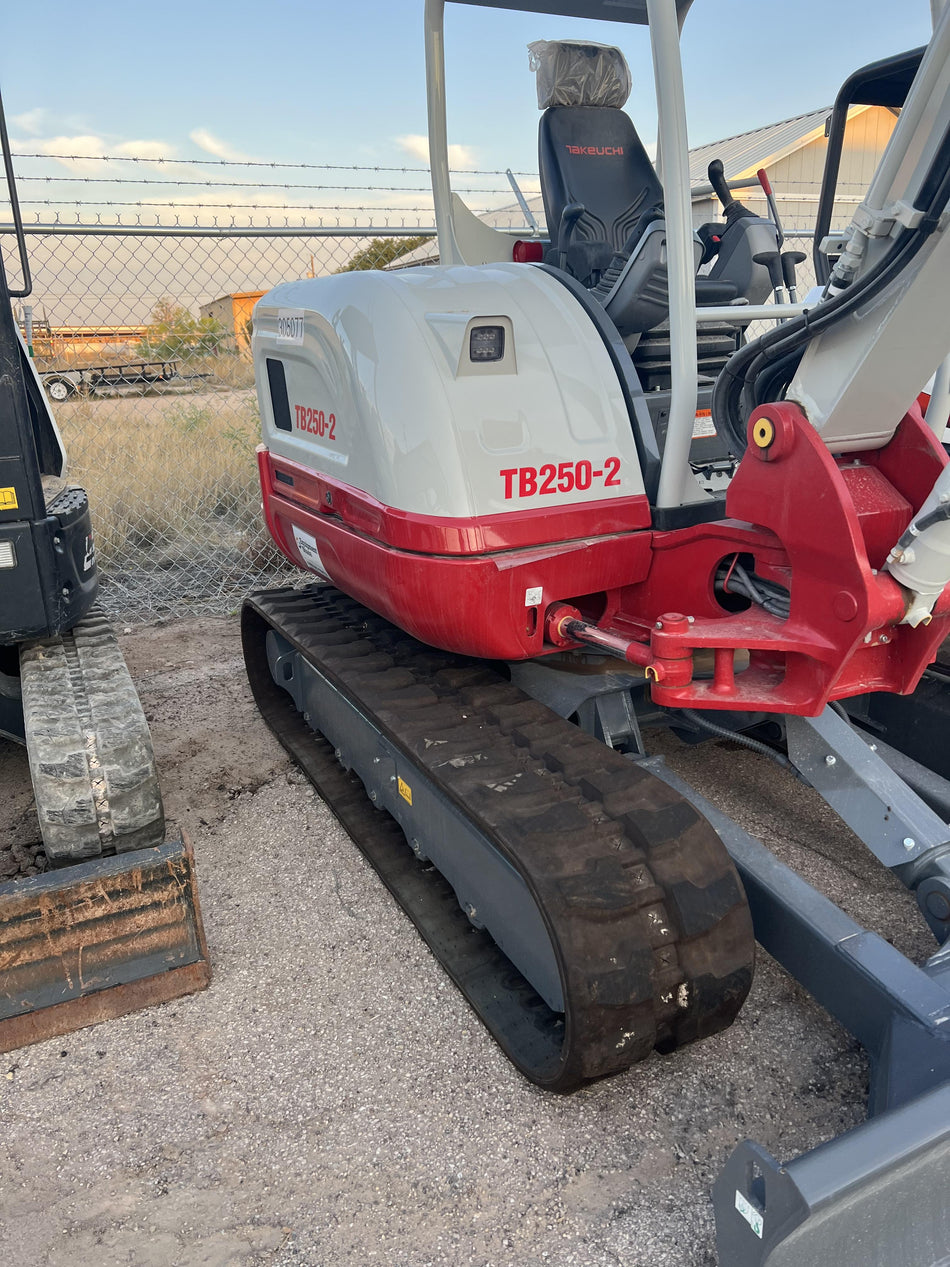 2023 TAKEUCHI TB250-2R