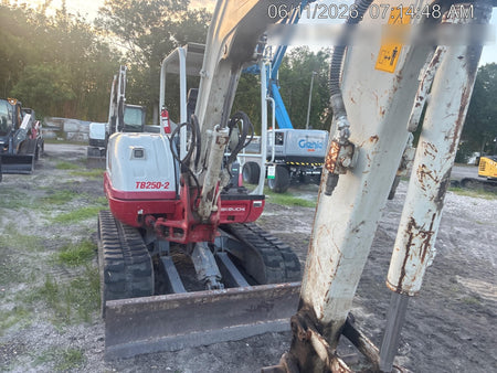 2023 TAKEUCHI TB250-2R