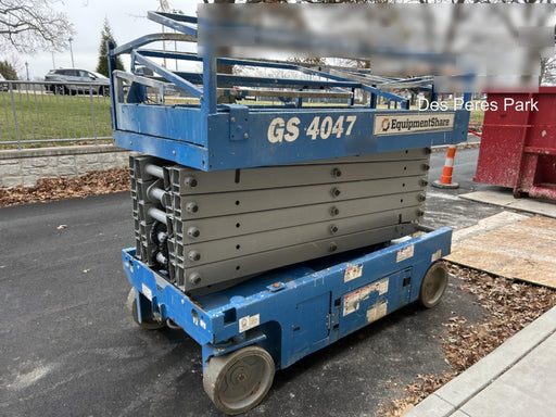 2019 Genie GS-4047 Folding rails with half height swing gate