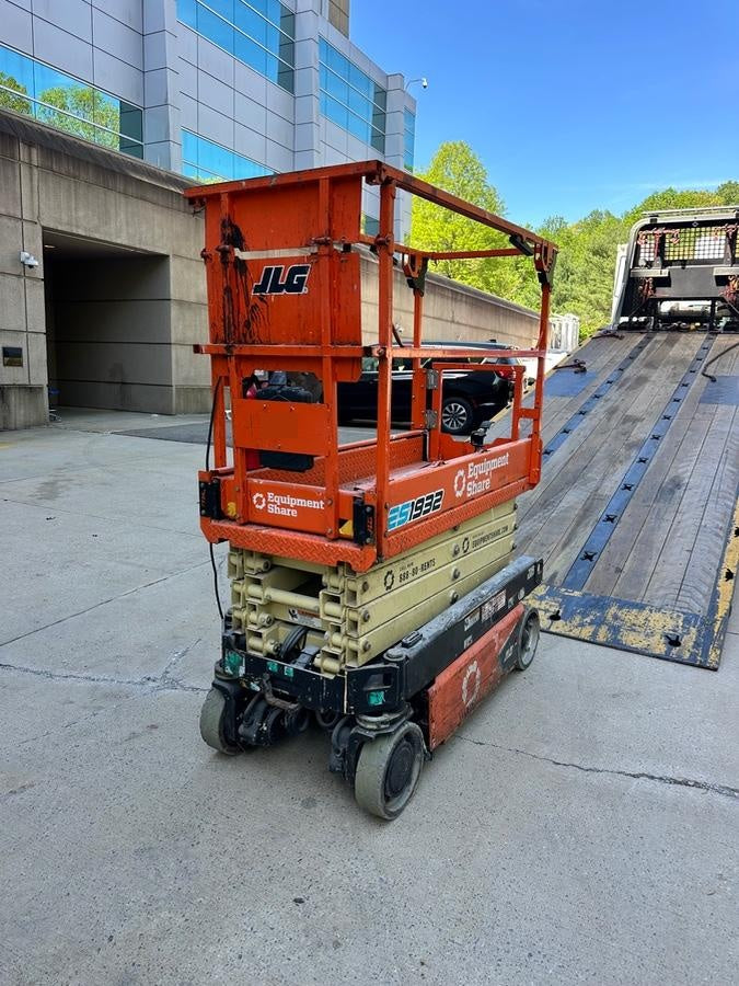 2022 JLG ES1932