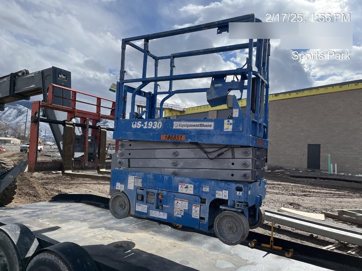 2020 Genie GS-1930 Solid Non Marking Tires, Beacon, Folding rails with half height swing gate, 800W Inverter