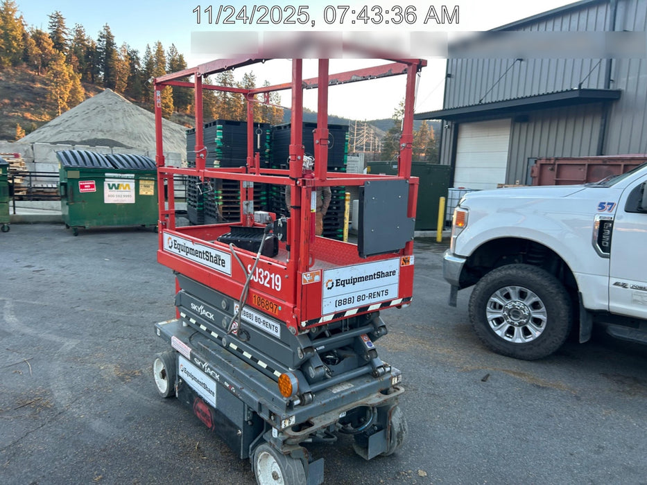 2020 Skyjack SJIII-3219 Solid NM Tires, Half height spring hinged entry gate, Dual Beacons, 800W Inverter