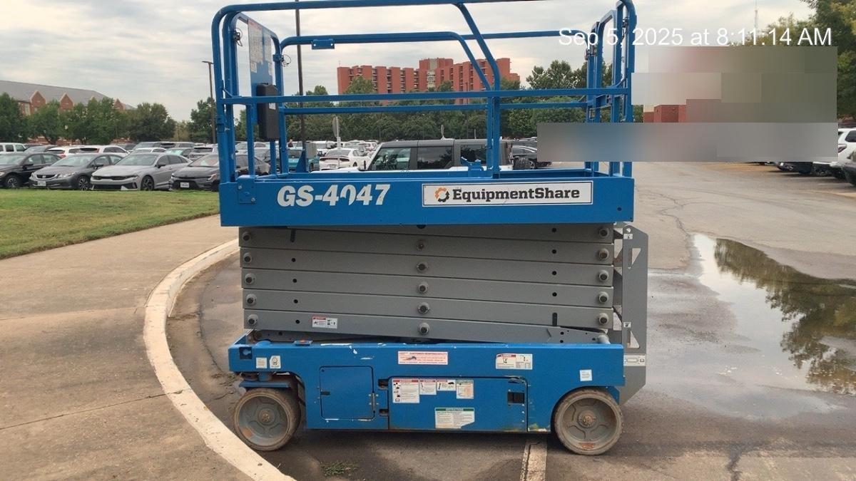 2019 Genie GS-4047 Folding rails with half height swing gate