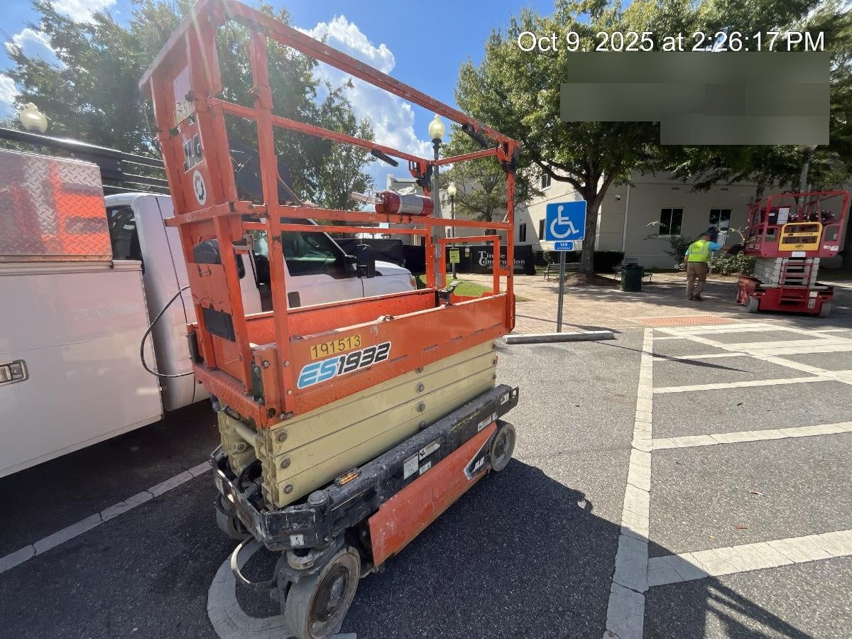 2021 JLG ES1932