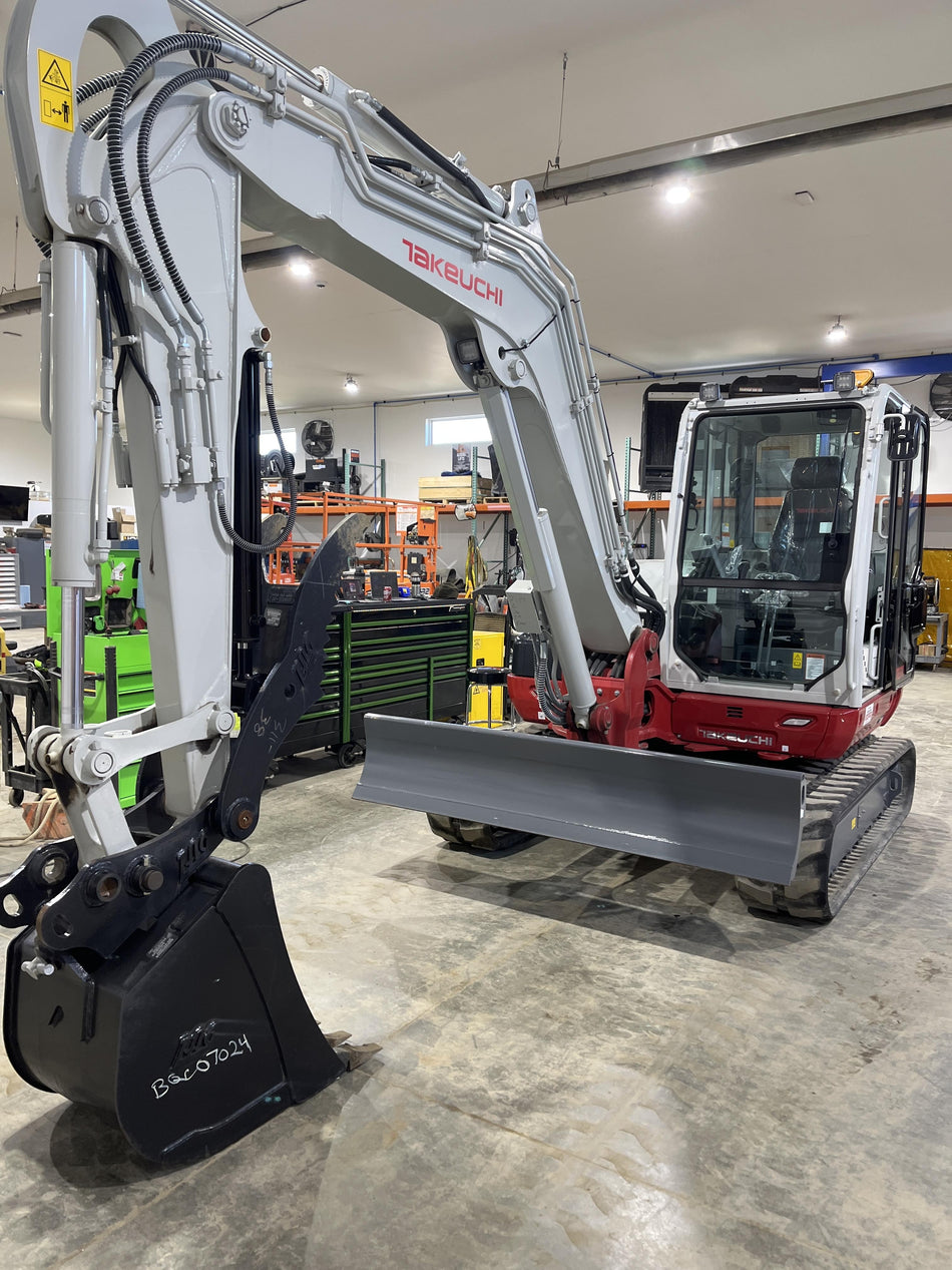 2022 TAKEUCHI TB370CR
