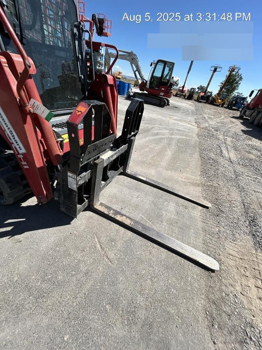 2021 TAKEUCHI 48" Pallet Forks - Takeuchi
