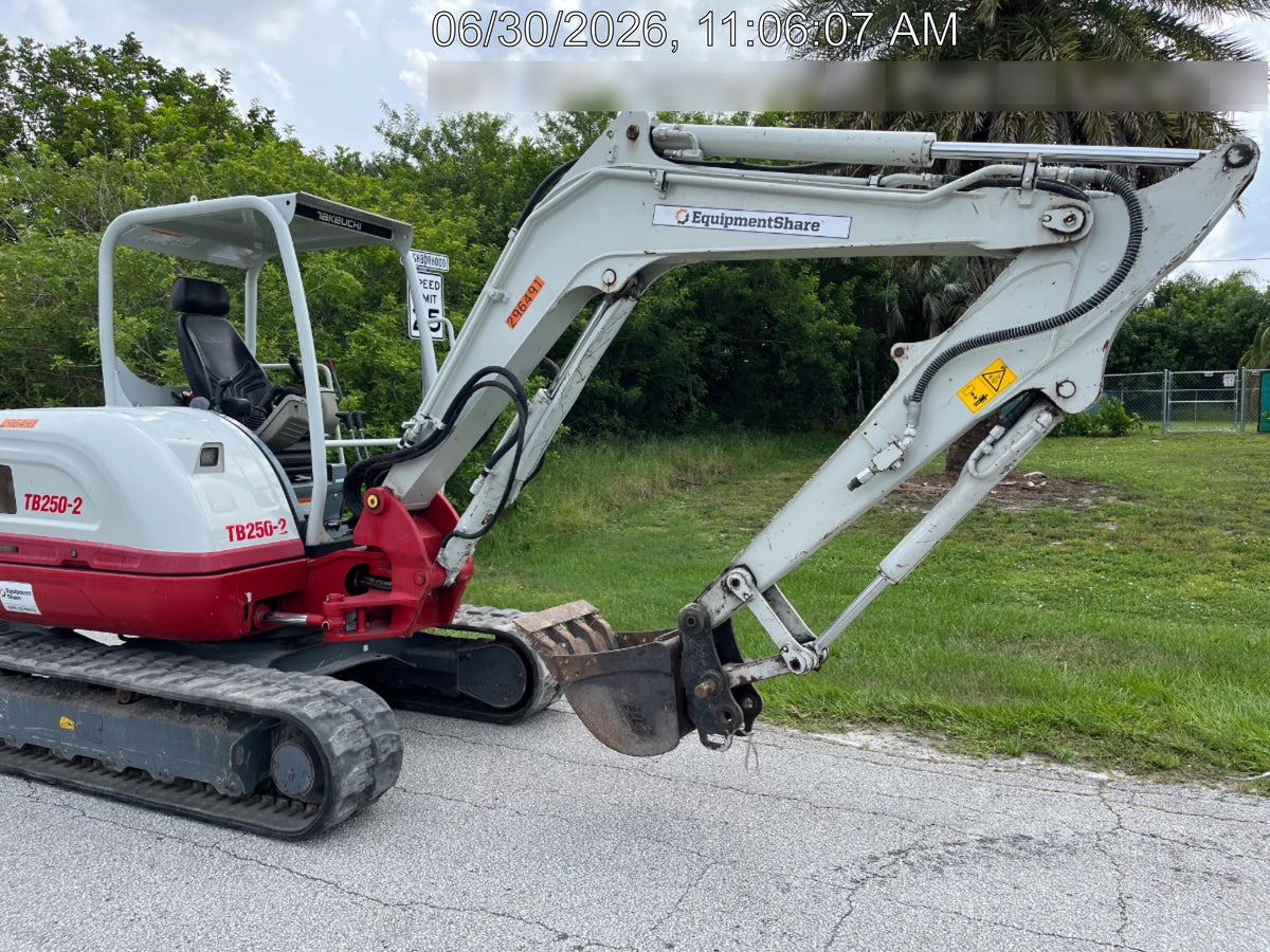 2023 TAKEUCHI TB250-2R