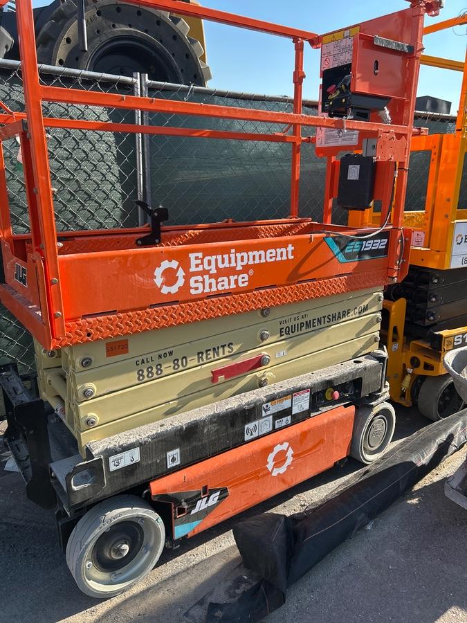 2025 JLG ES1932
