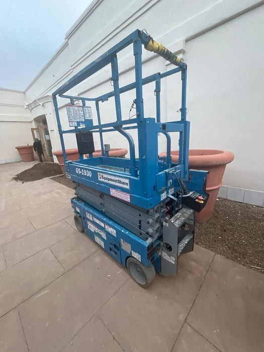2020 Genie GS-1930 Solid Non Marking Tires, Beacon, Folding rails with half height swing gate, 800W Inverter
