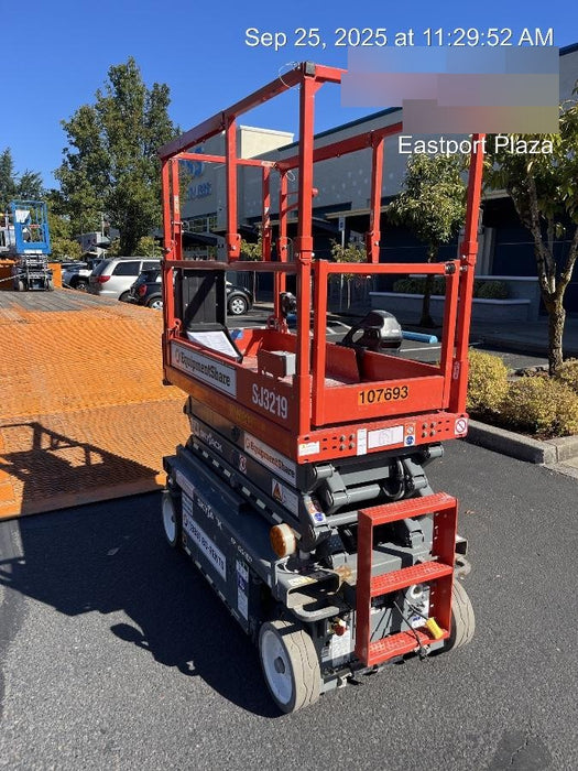 2020 Skyjack SJIII-3219 Solid NM Tires, Half height spring hinged entry gate, Dual Beacons, 800W Inverter