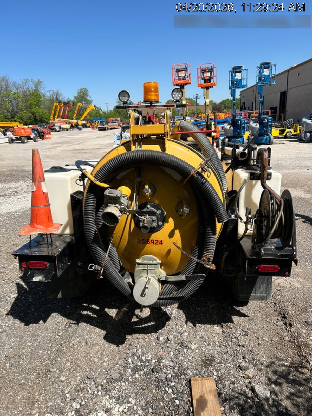 2022 VAC-TRON LP573XDT