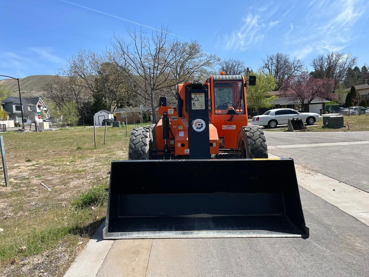 2024 JLG 1001100823