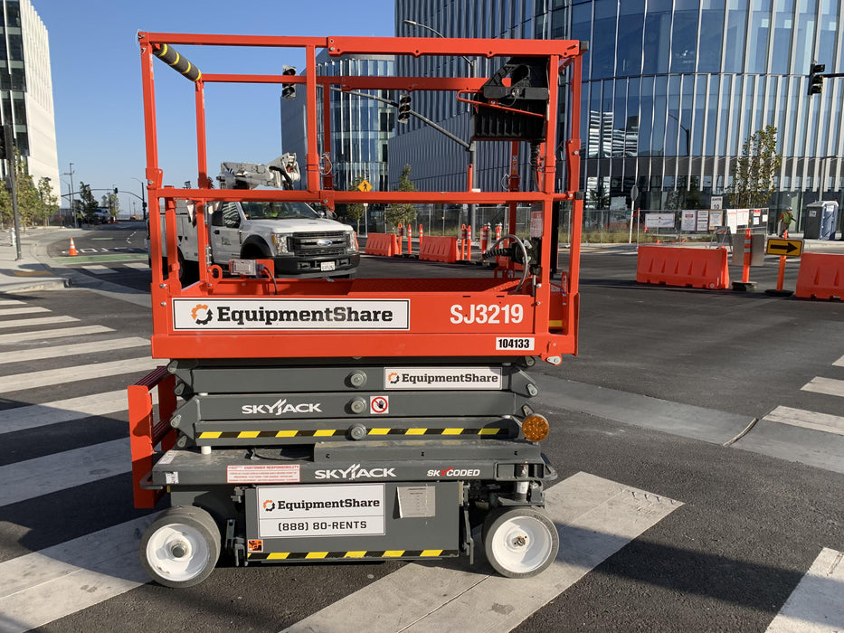 2020 Skyjack SJIII-3219 Solid NM Tires, Half height spring hinged entry gate, Dual Beacons, 800W Inverter