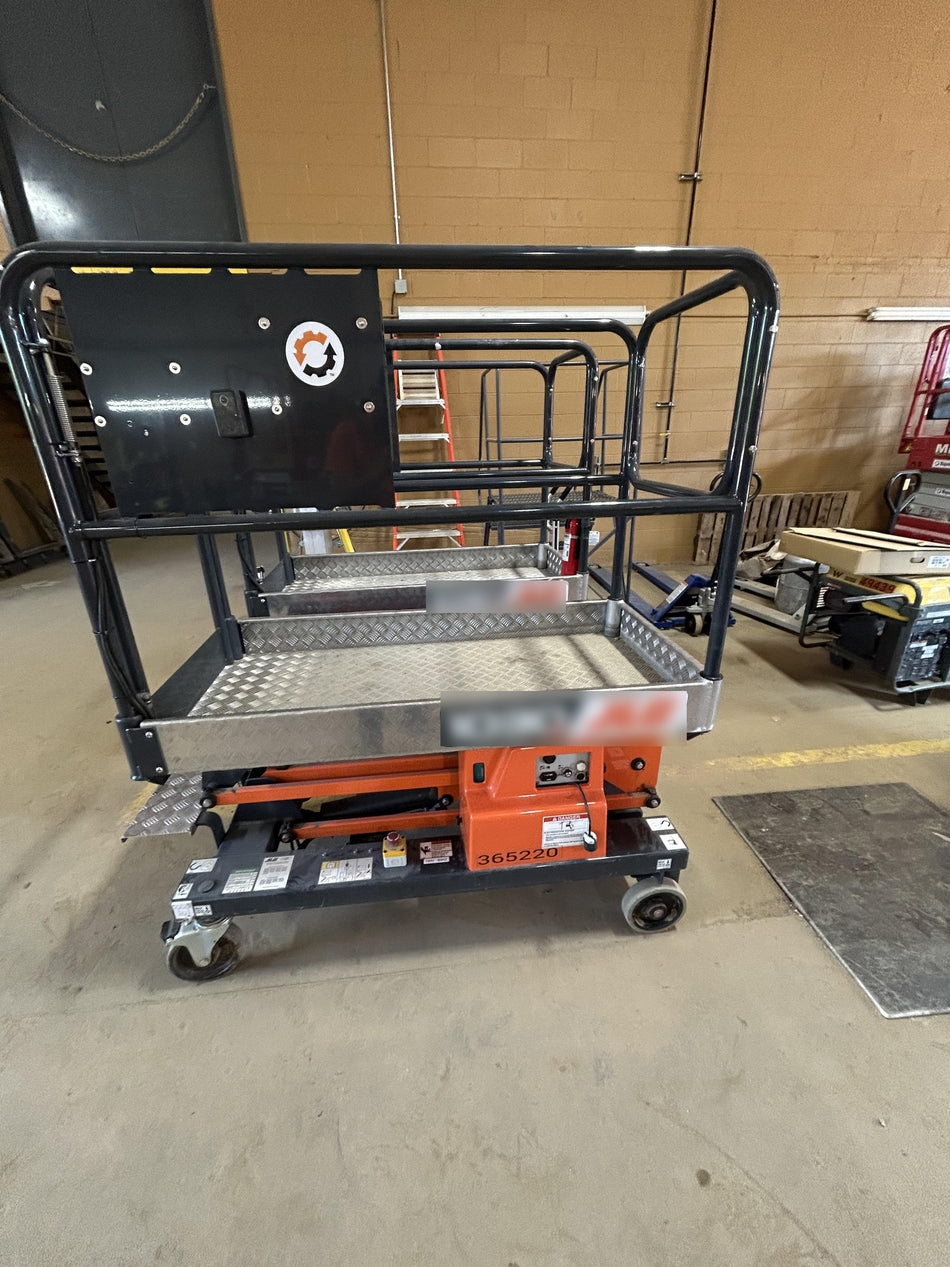 2023 JLG 1030P