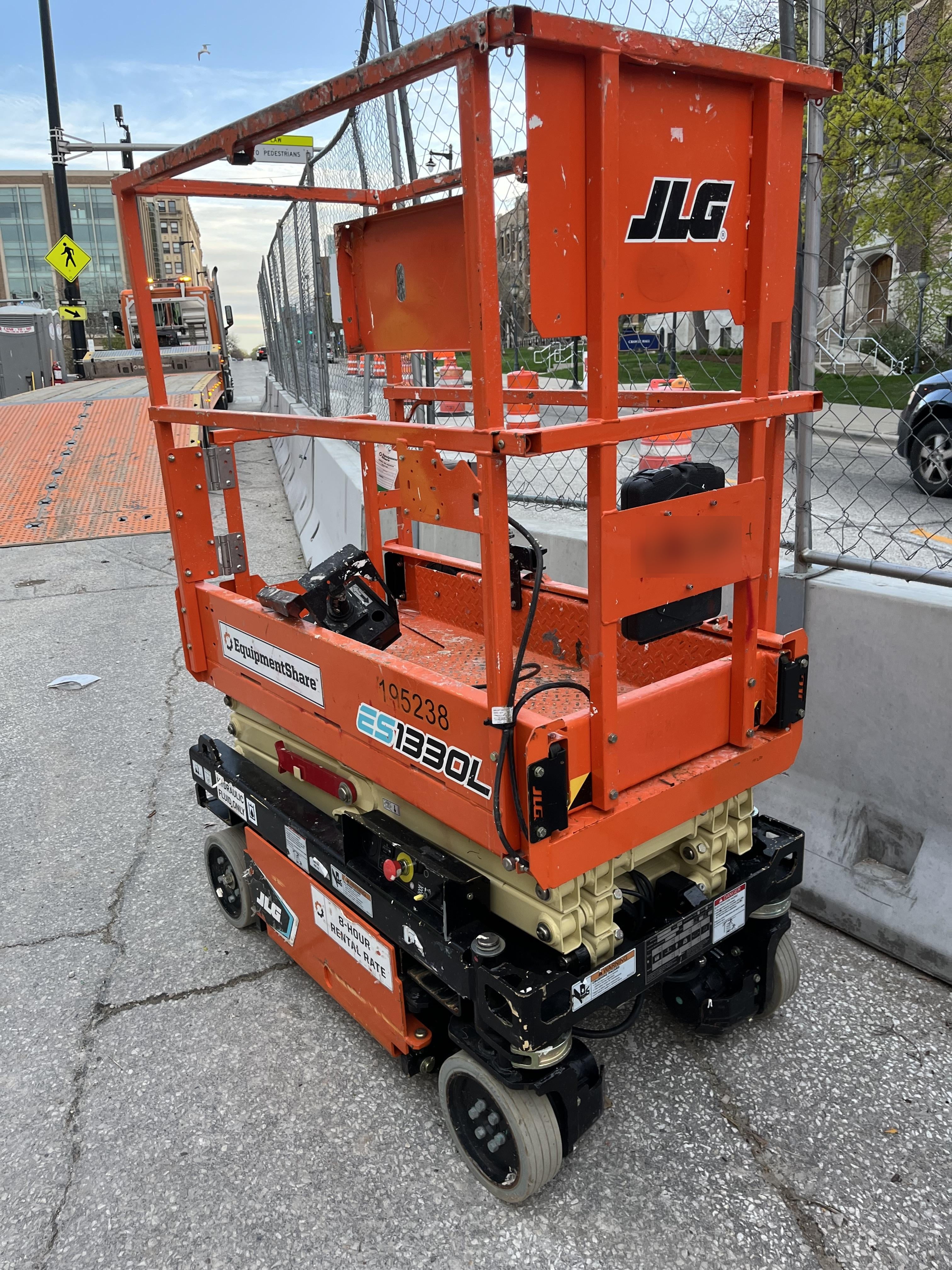 2021 JLG ES1330L