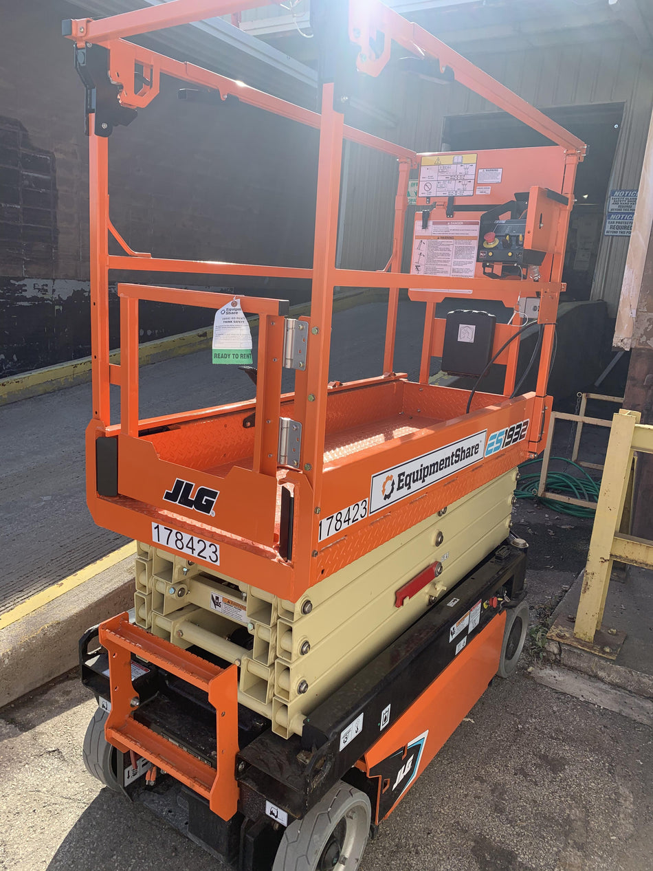 2021 JLG ES1932