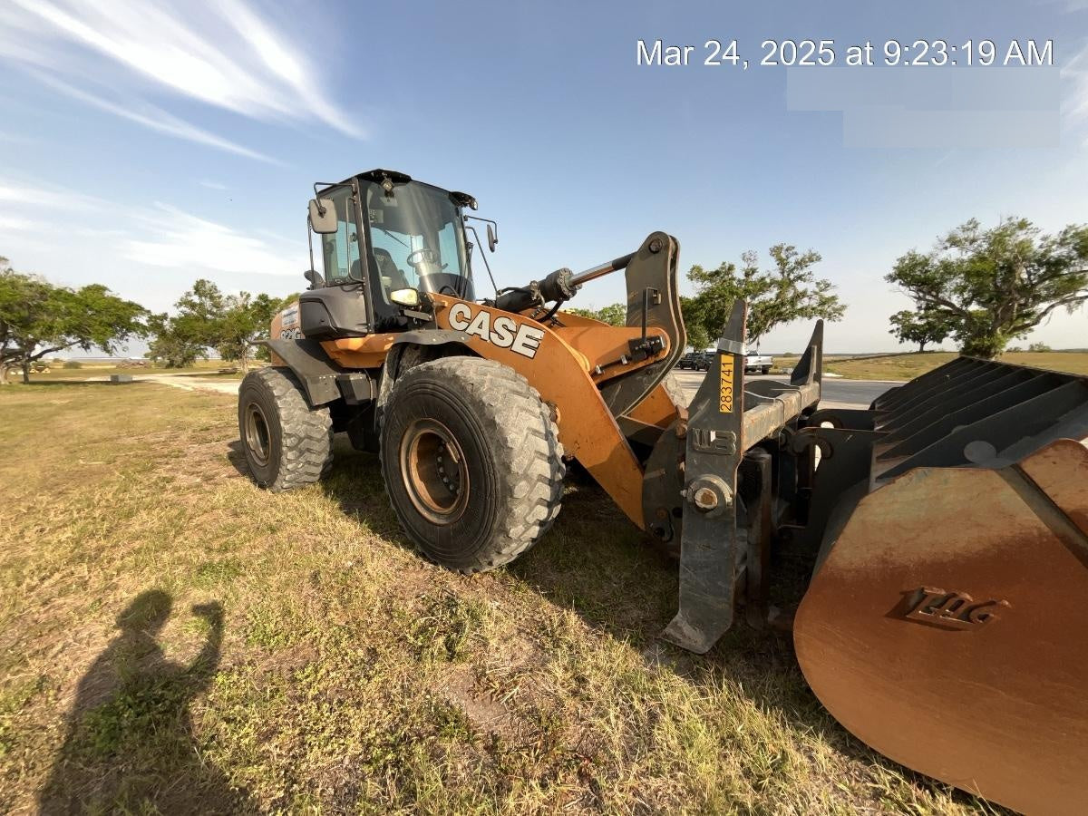 2017 CASE 821G