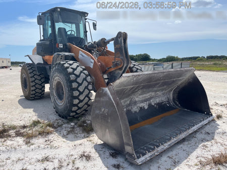2018 Case 821G CLOSED CAB, JRB 418 STYLE HYD COUPLER