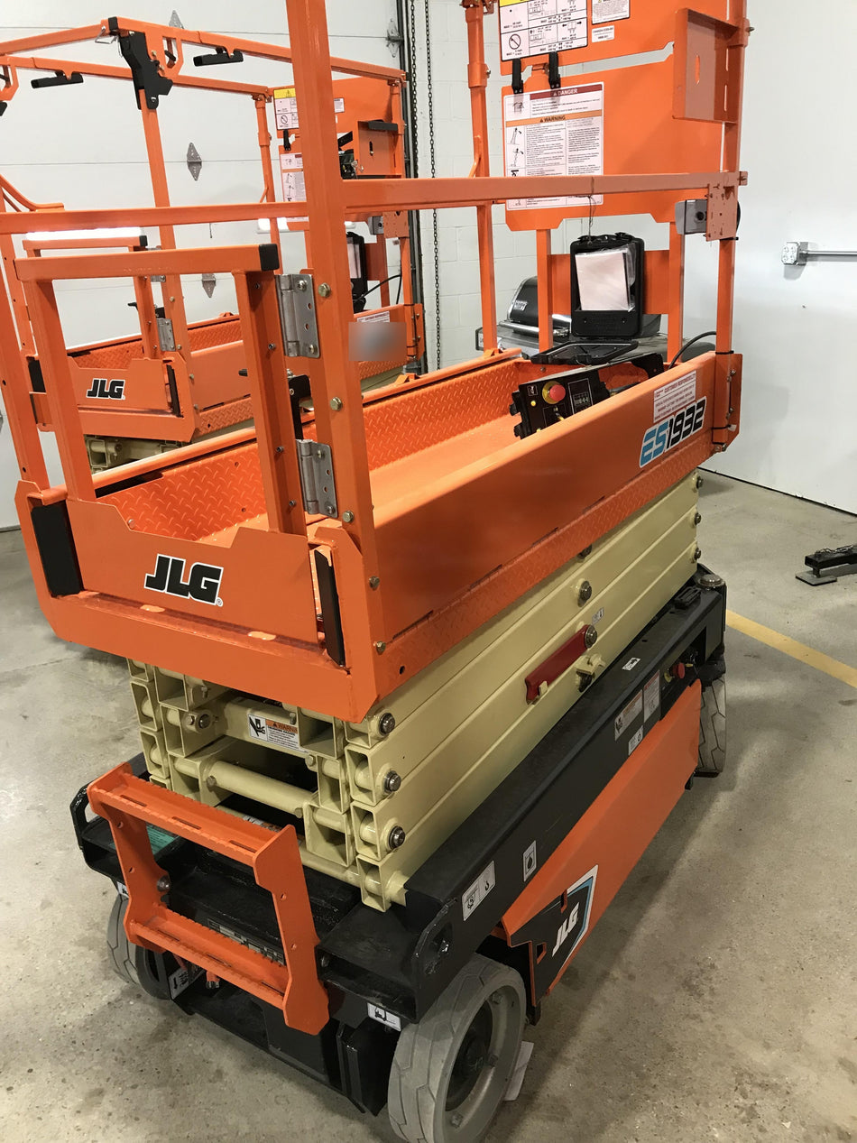 2022 JLG ES1932