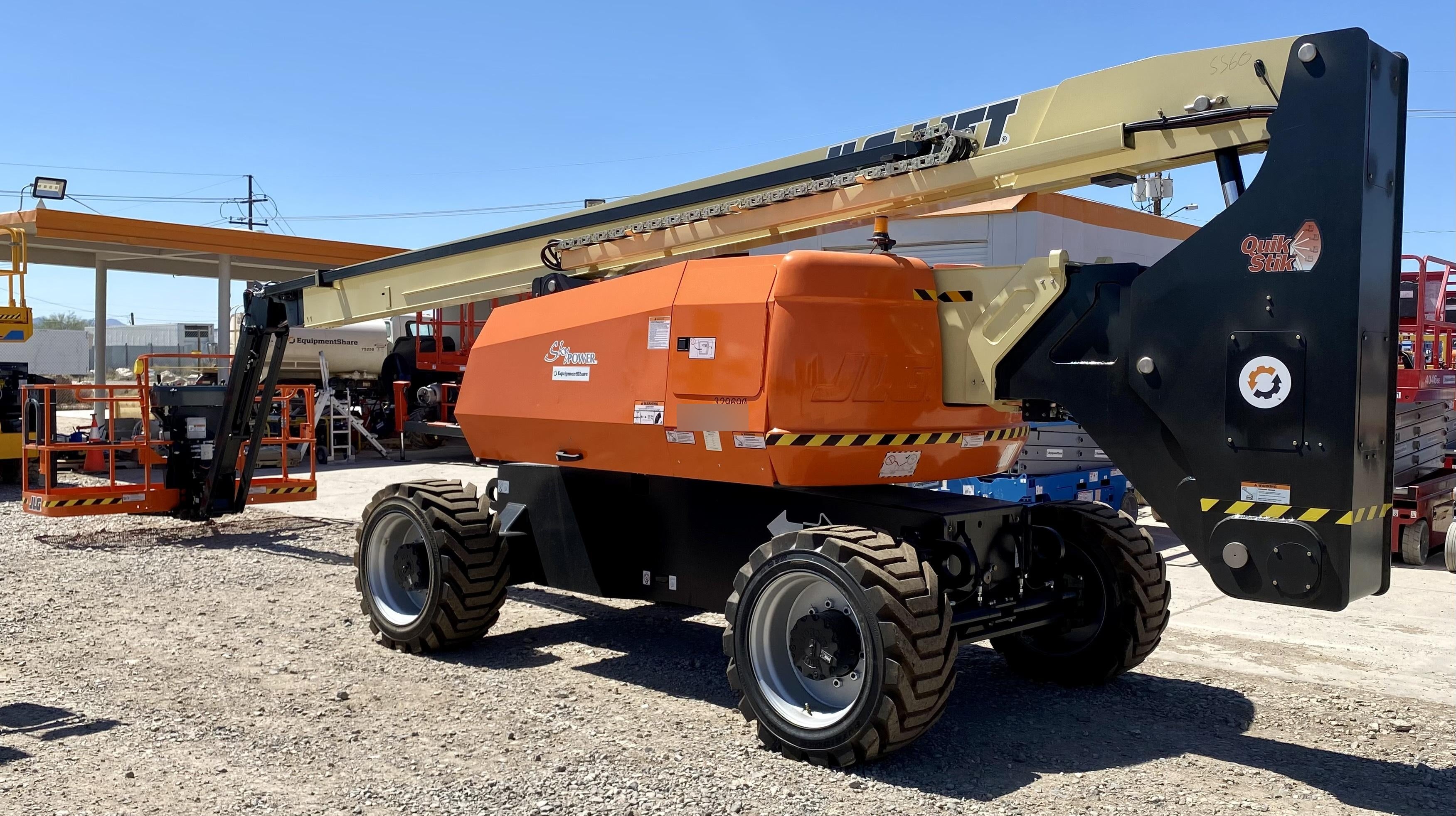 2023 JLG 800AJ