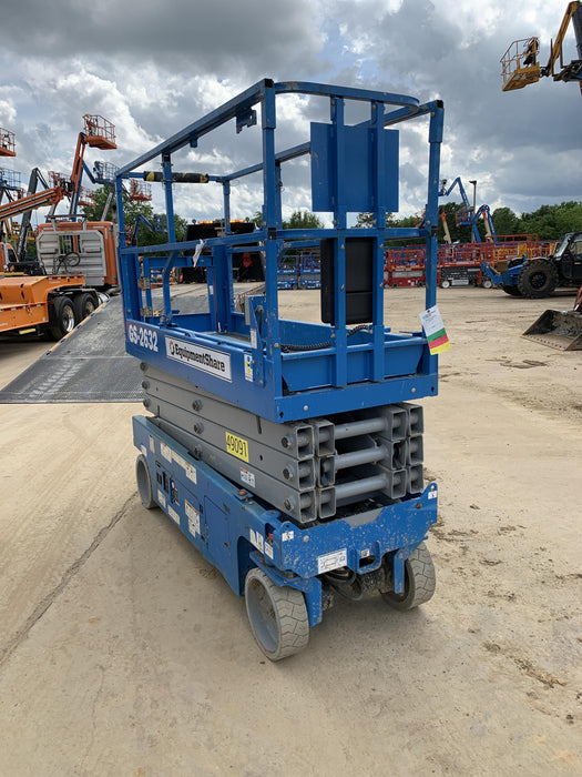 2019 Genie GS-2632 Folding rails with half height swing gate