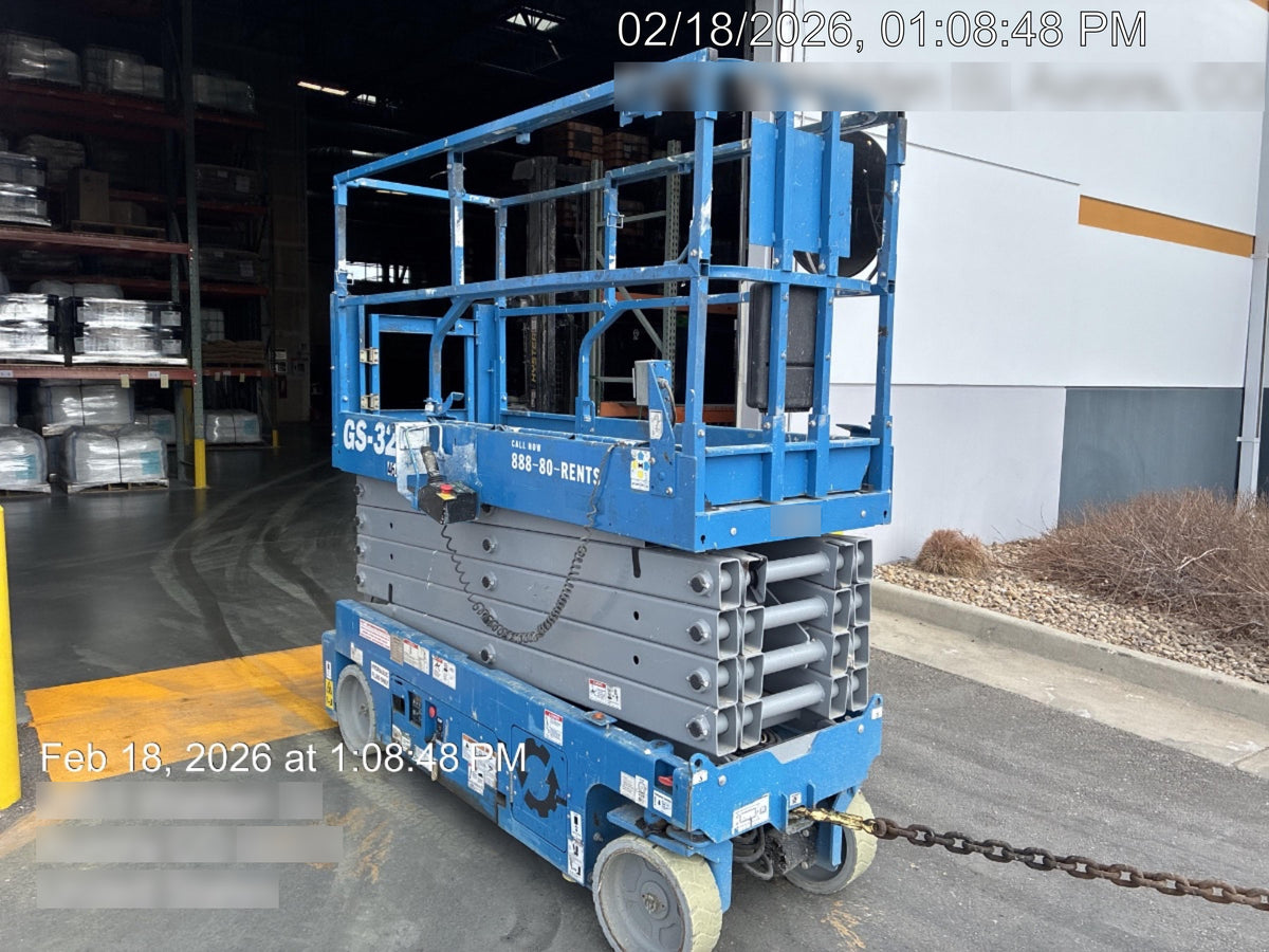 2019 Genie GS-3232 Folding rails with half height swing gate, 800 Amp Inverter