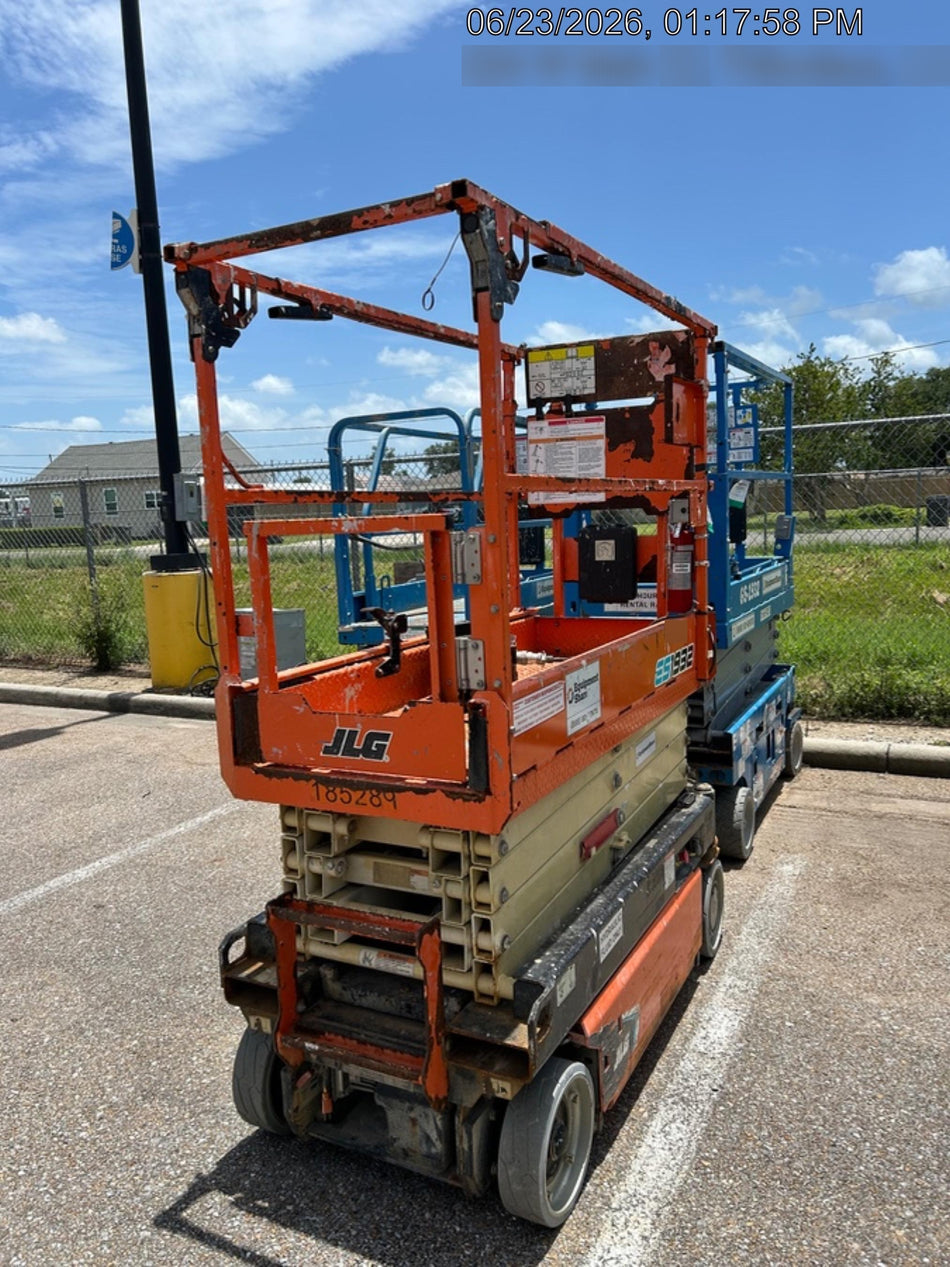 2021 JLG ES1932