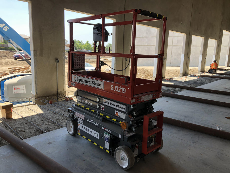 2020 Skyjack SJIII-3219 Solid NM Tires, Half height spring hinged entry gate, Dual Beacons, 800W Inverter