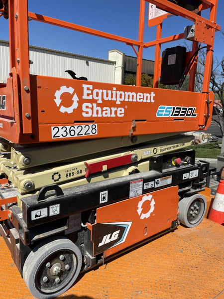 2022 JLG ES1330L