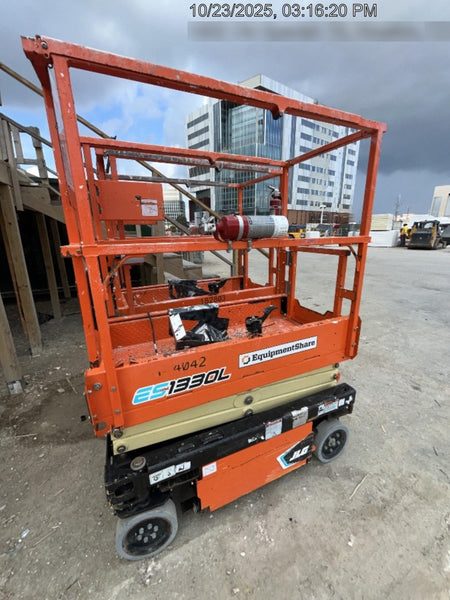 2021 JLG ES1330L