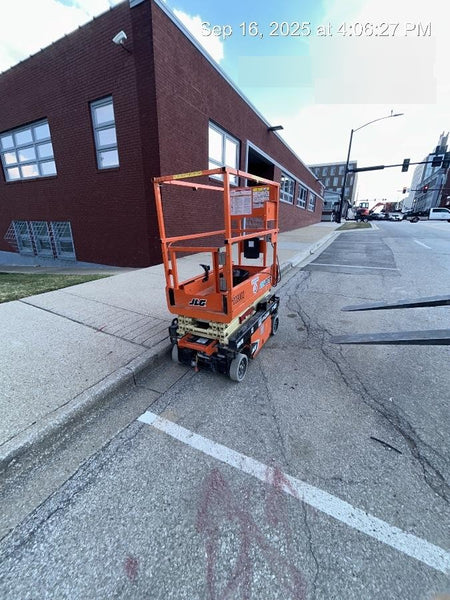 2022 JLG ES1330L