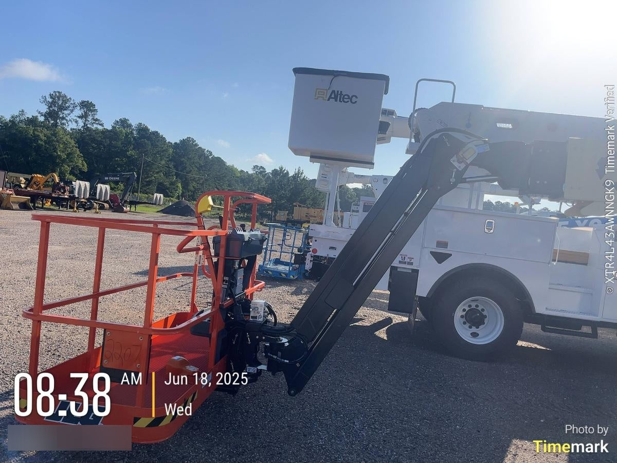 2025 JLG 660SJ