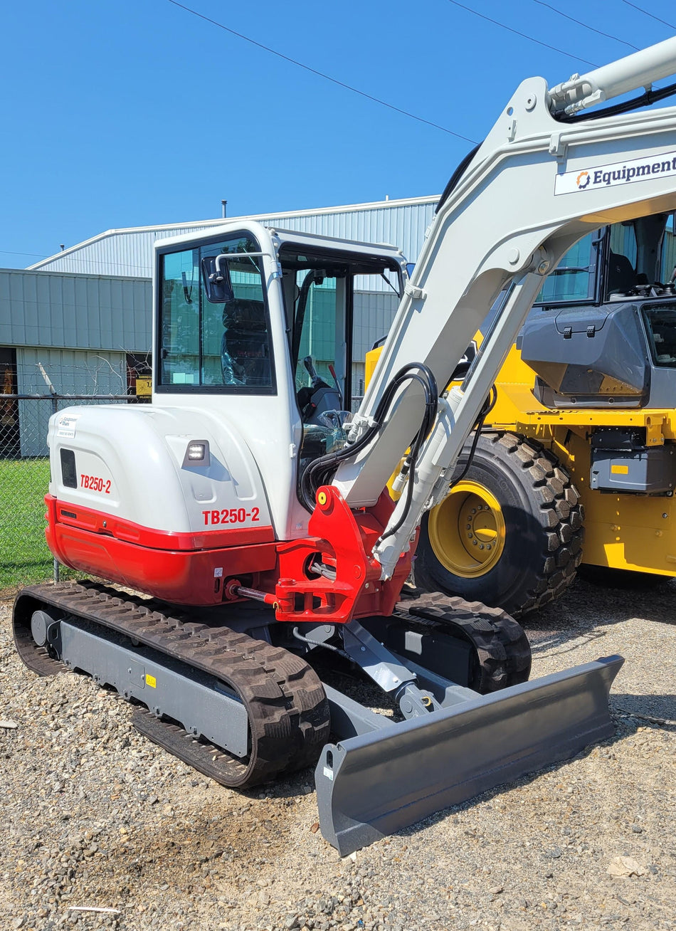 2023 TAKEUCHI TB250-2CR