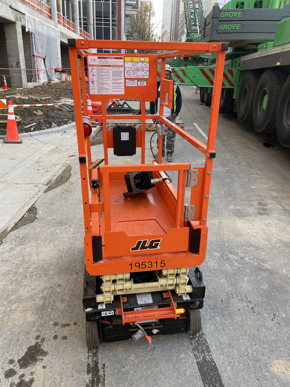 2021 JLG ES1330L
