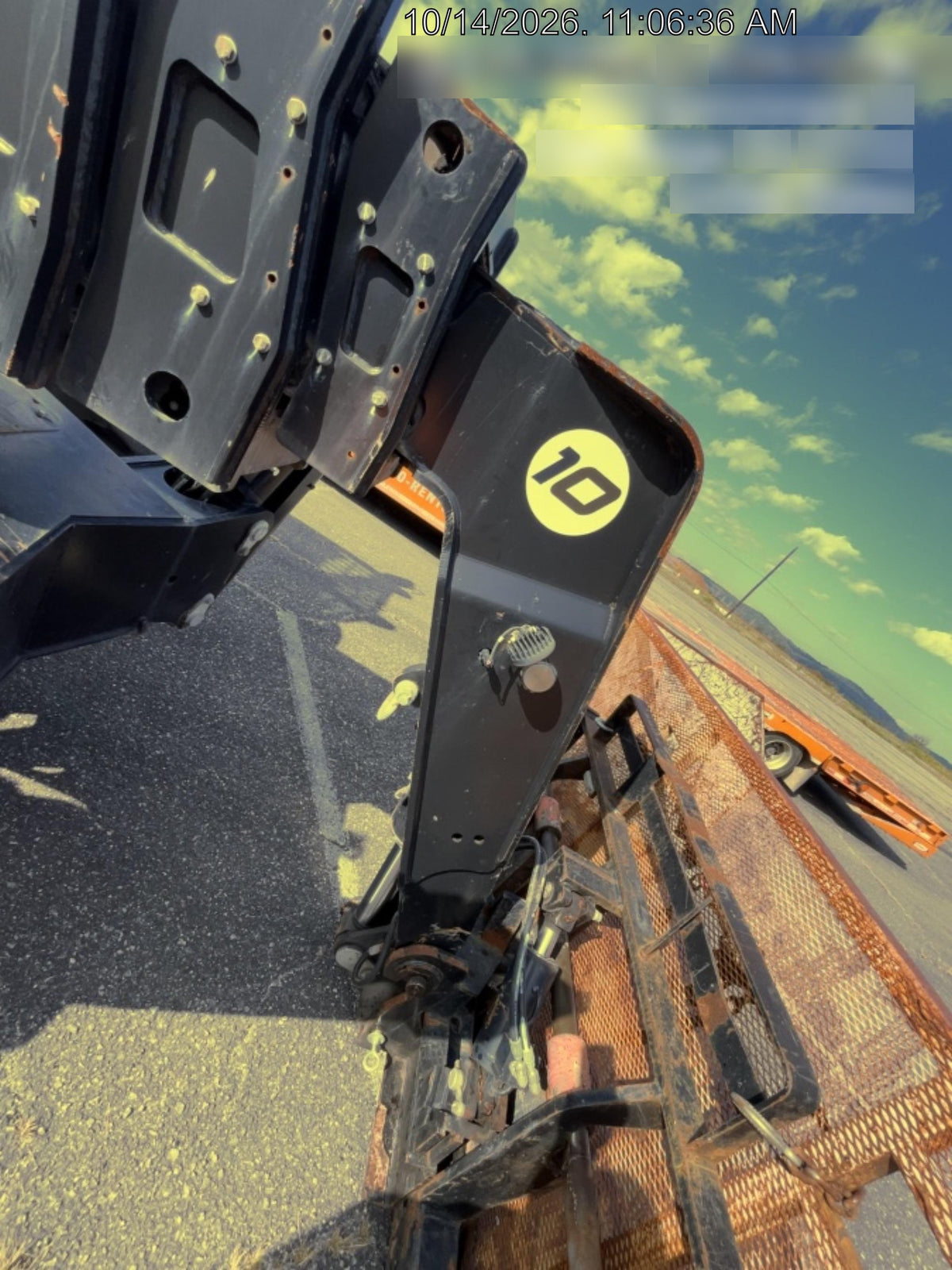 2022 JLG 1075