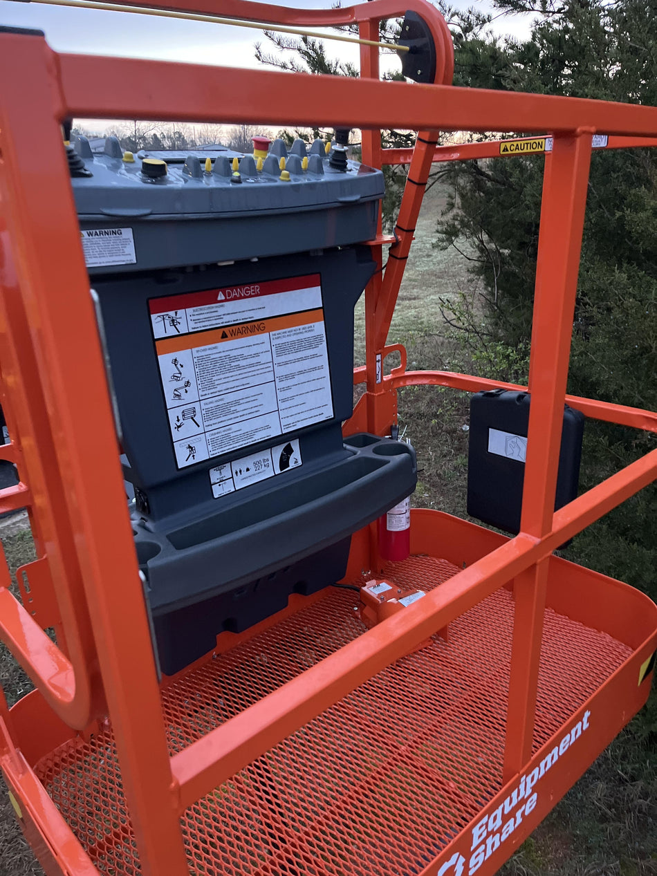 2023 JLG E300AJP