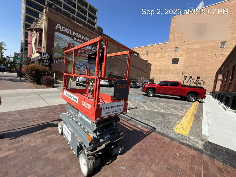 2020 Skyjack SJIII-3219 Solid NM Tires, Half height spring hinged entry gate, Dual Beacons, 800W Inverter