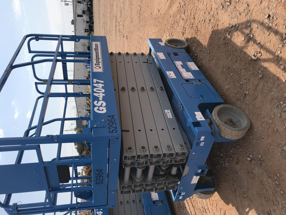 2019 Genie GS-4047 Folding rails with half height swing gate