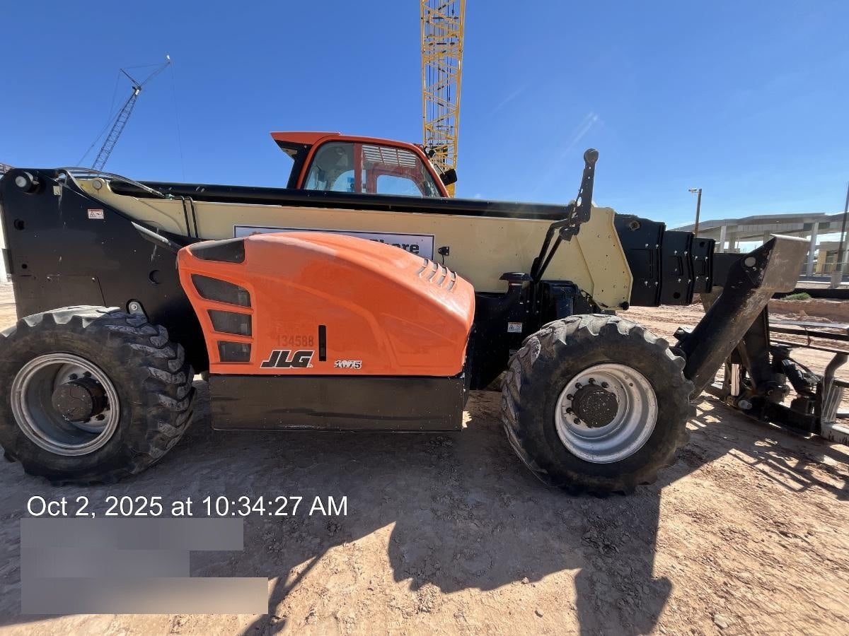 2021 JLG 1075