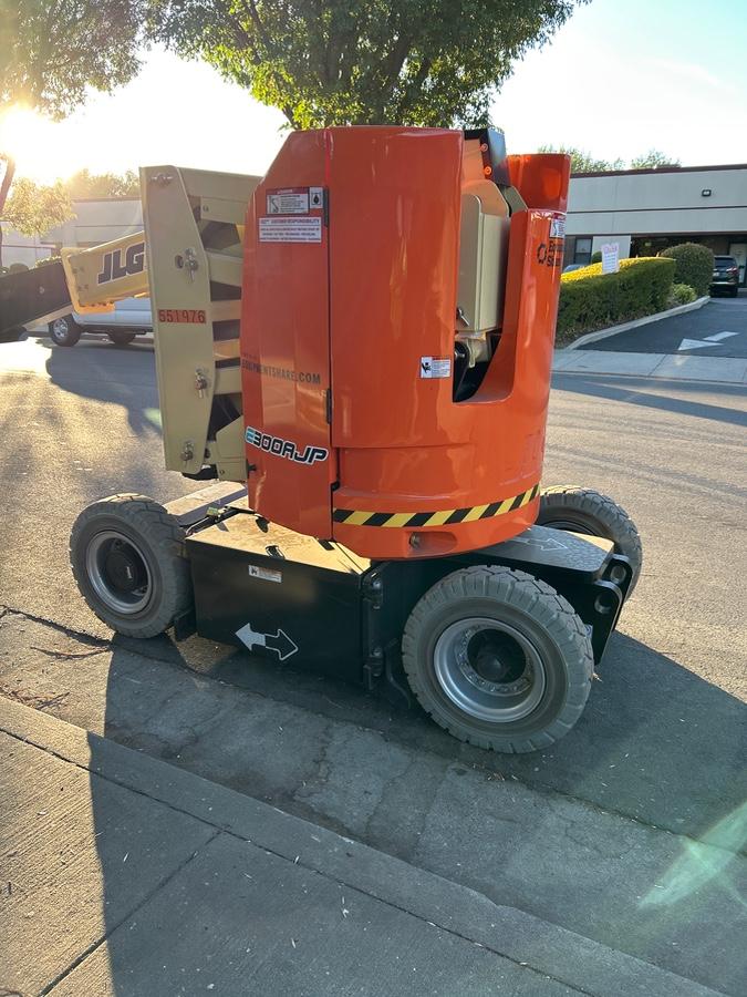 2025 JLG E300AJP
