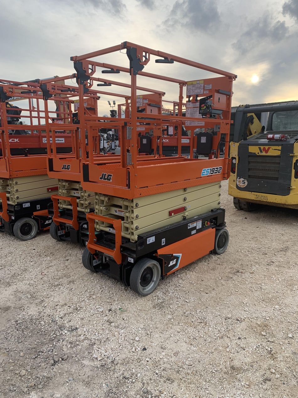 2021 JLG ES1932