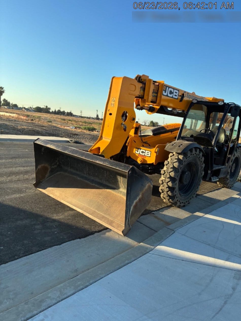 2022 JLG 1001100823