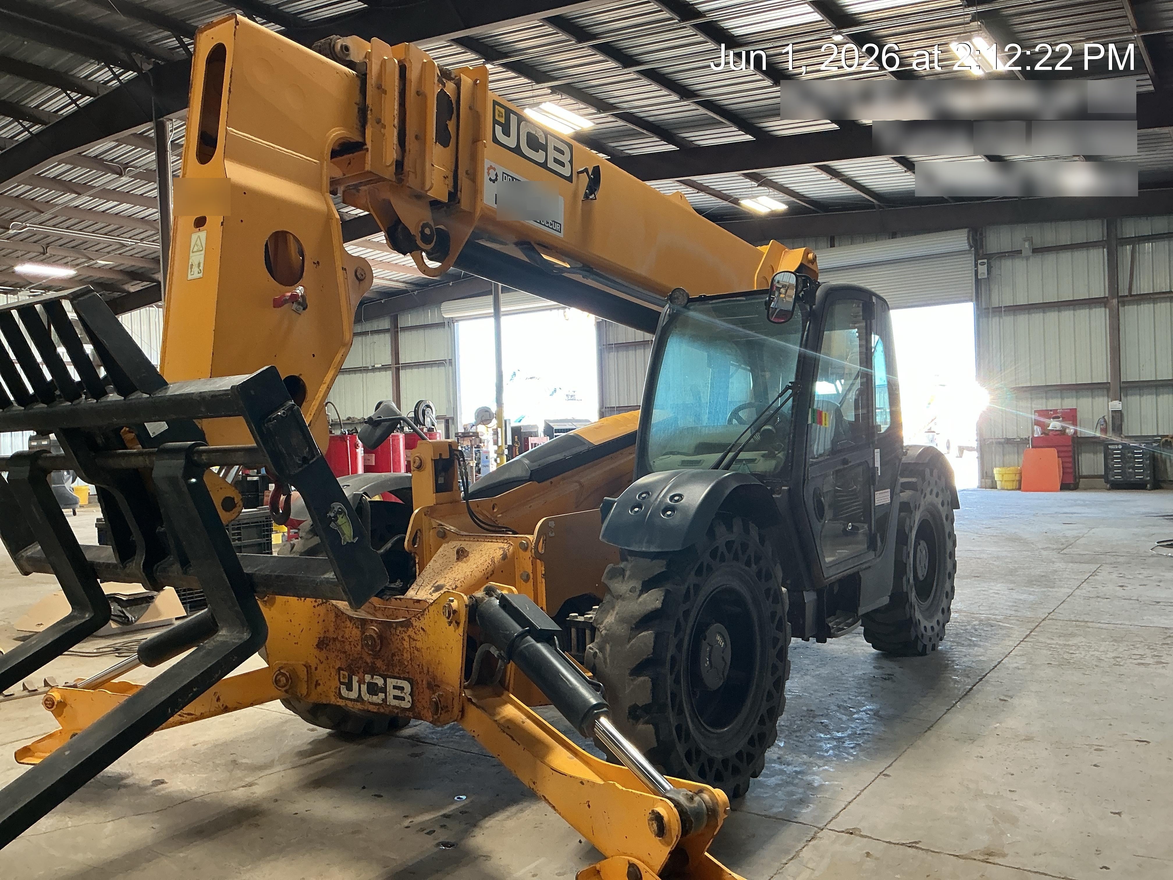 2019 JCB 512-56 74 HP w/CAB/HVAC, Beacon, Aux Hydraulics, Worklights, Solid Tires w/60" Carriage/Forks
