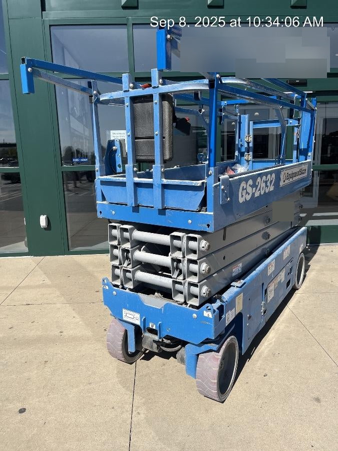2019 Genie GS-2632 Folding rails with half height swing gate