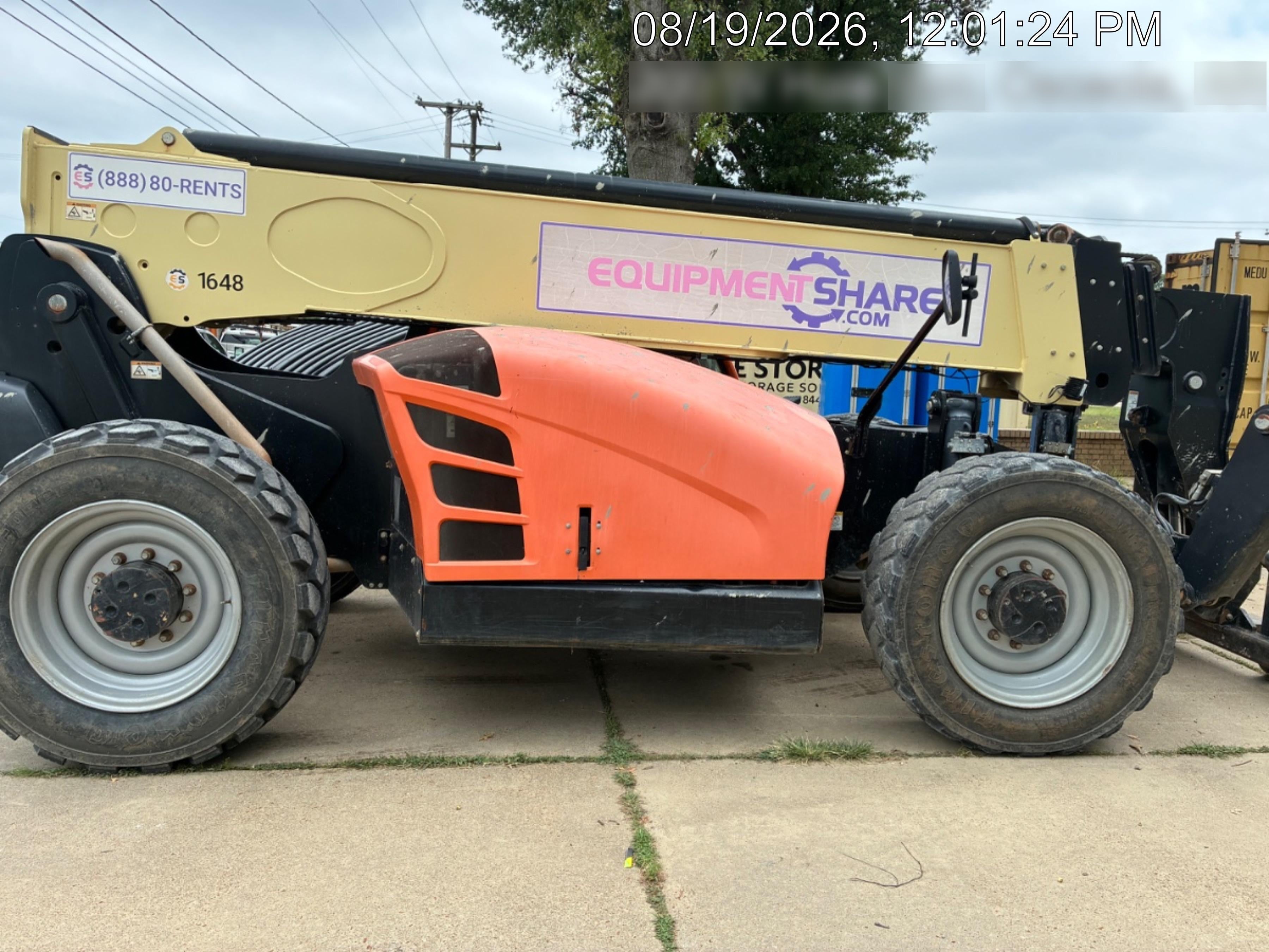 2016 JLG 1055